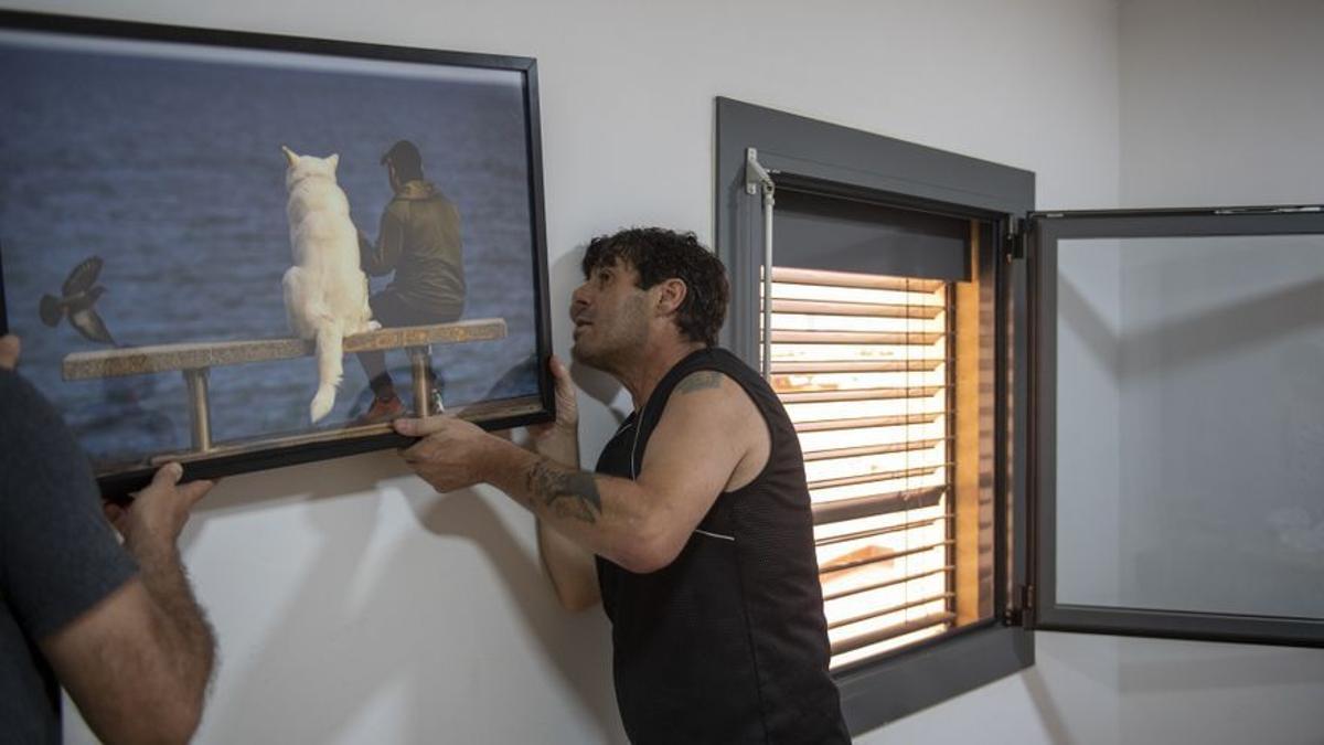 Antonio García cuelga una fotografía en la que aparece junto a su perro Blanco.