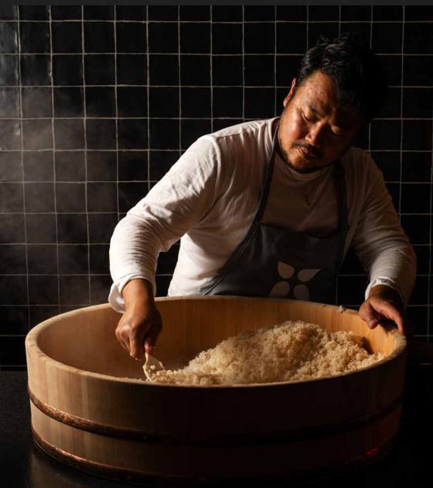 Makoto Okuwa, el chef japonés que mira a los ojos de los peces, abre su primer restaurante europeo en Madrid