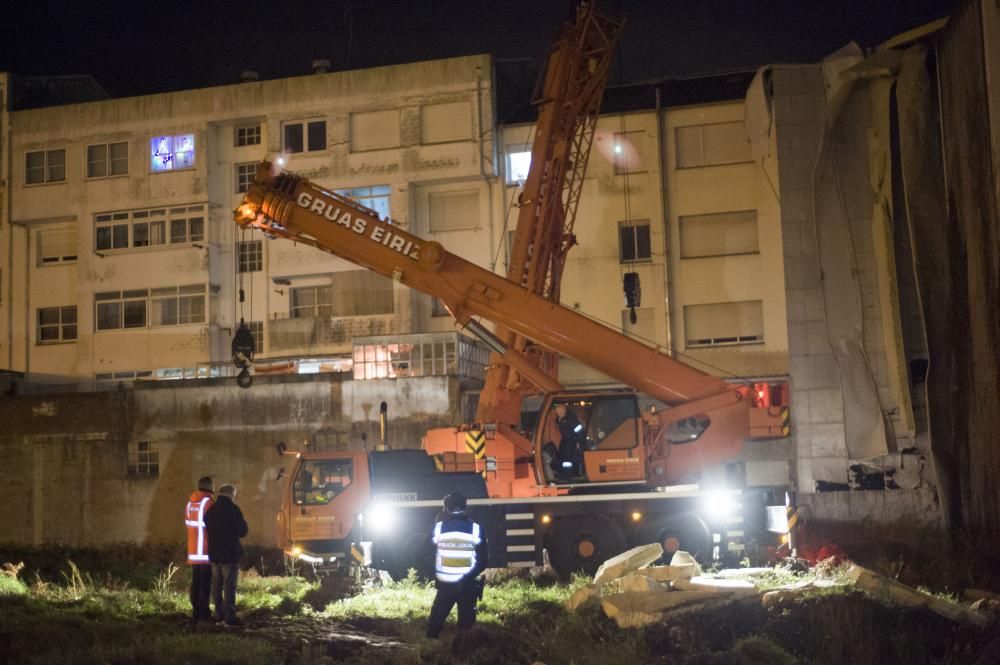 Grúas retiran restos de la cubierta de Pescanova