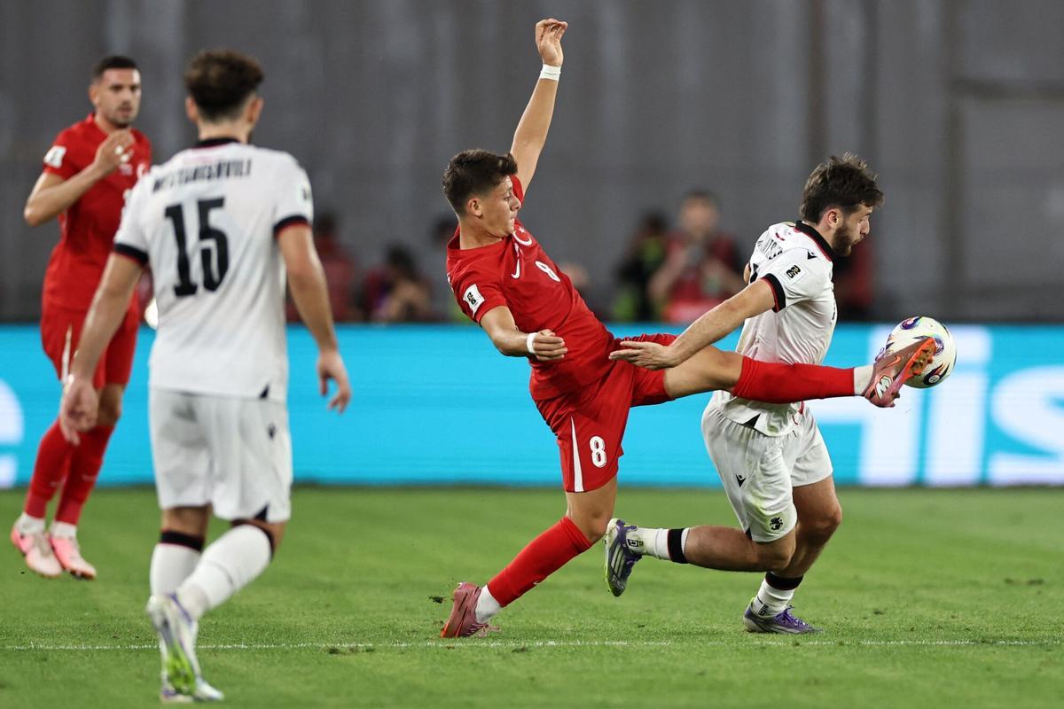 Arda Guler Pugna with Khvicha Kvarathskhelia in the duel between Georgia and Türkiye played in Tbilisi last Thursday.