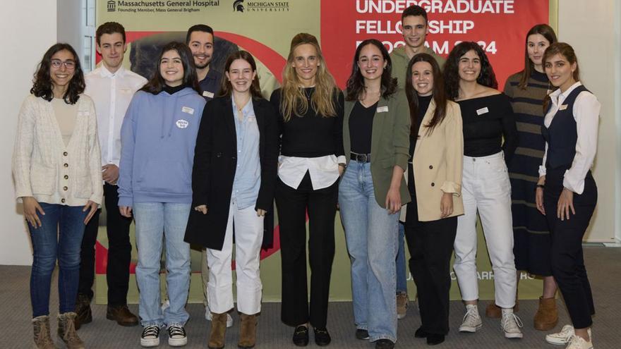 Carmen Arias Romero, directora de la Fundación Barrié, junto a los once becarios de esta edición.