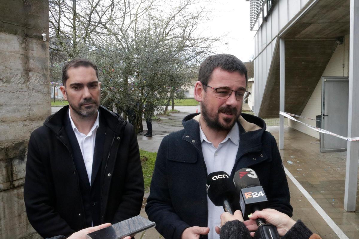 L'alcalde de Girona i el director territorial d'Interior atenent els mitjans. L'alcalde de Girona i el director territorial d'Interior atenent els mitjans.