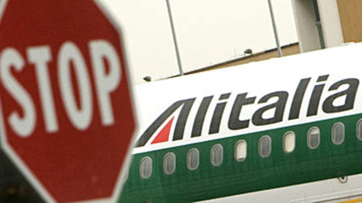 Un avión de Alitalia, detenido en el aeropuerto romano de Fiumicino.