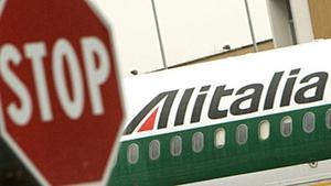 Un avió d’Alitalia, aturat a l’aeroport romà de Fiumicino.