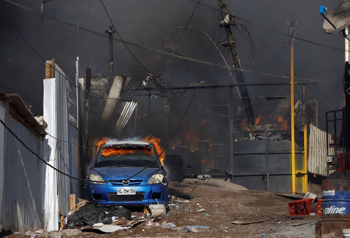 Un vehículo arde en el barrio Laguna Verde