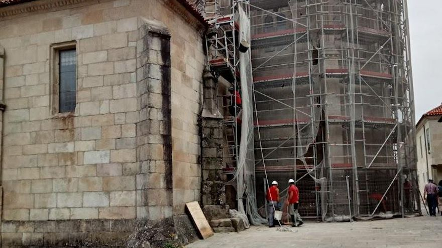 Operarios trabajan en la mañana de este jueves en las obras de la basílica.