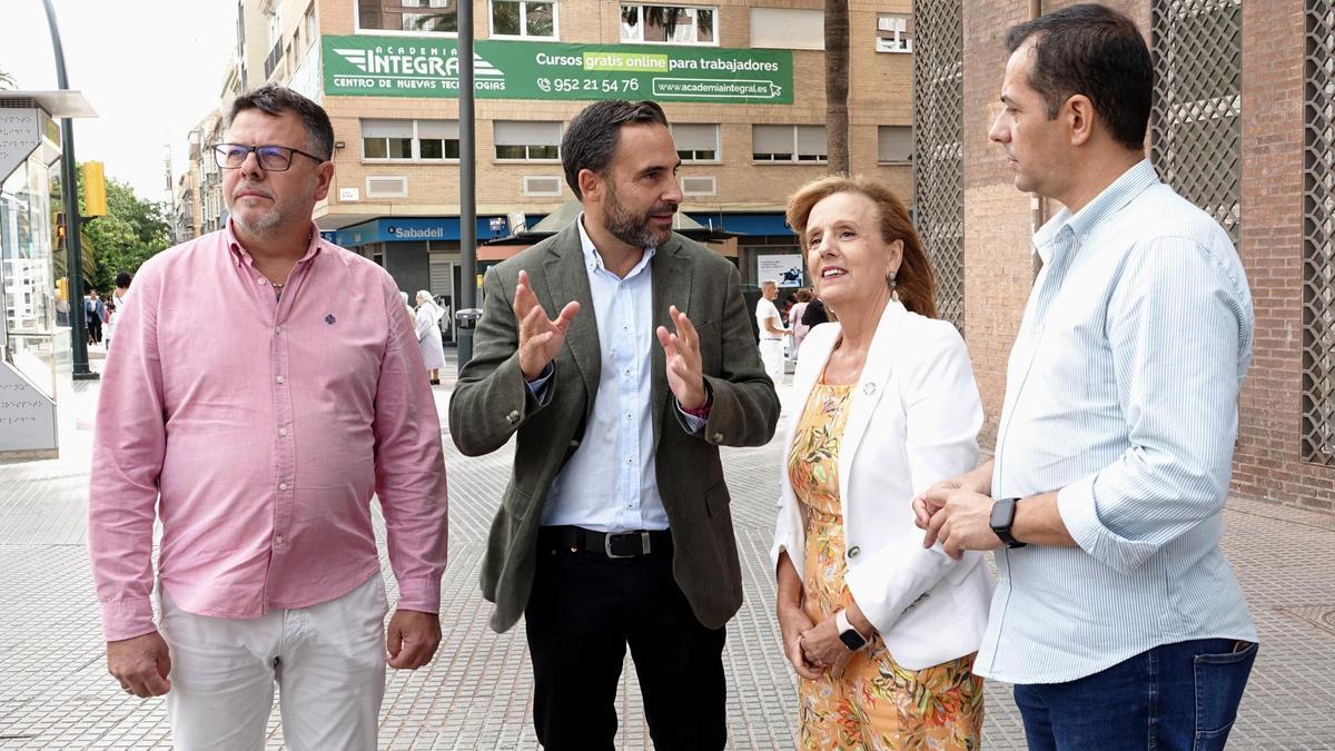 Dani Pérez, rodeado por otros compañeros del PSOE.