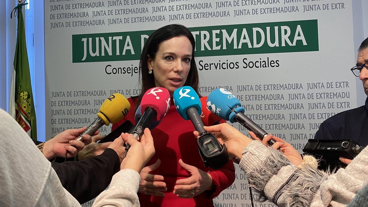 La consejera de Salud, Sara García, atiende a los medios, este jueves en Mérida.