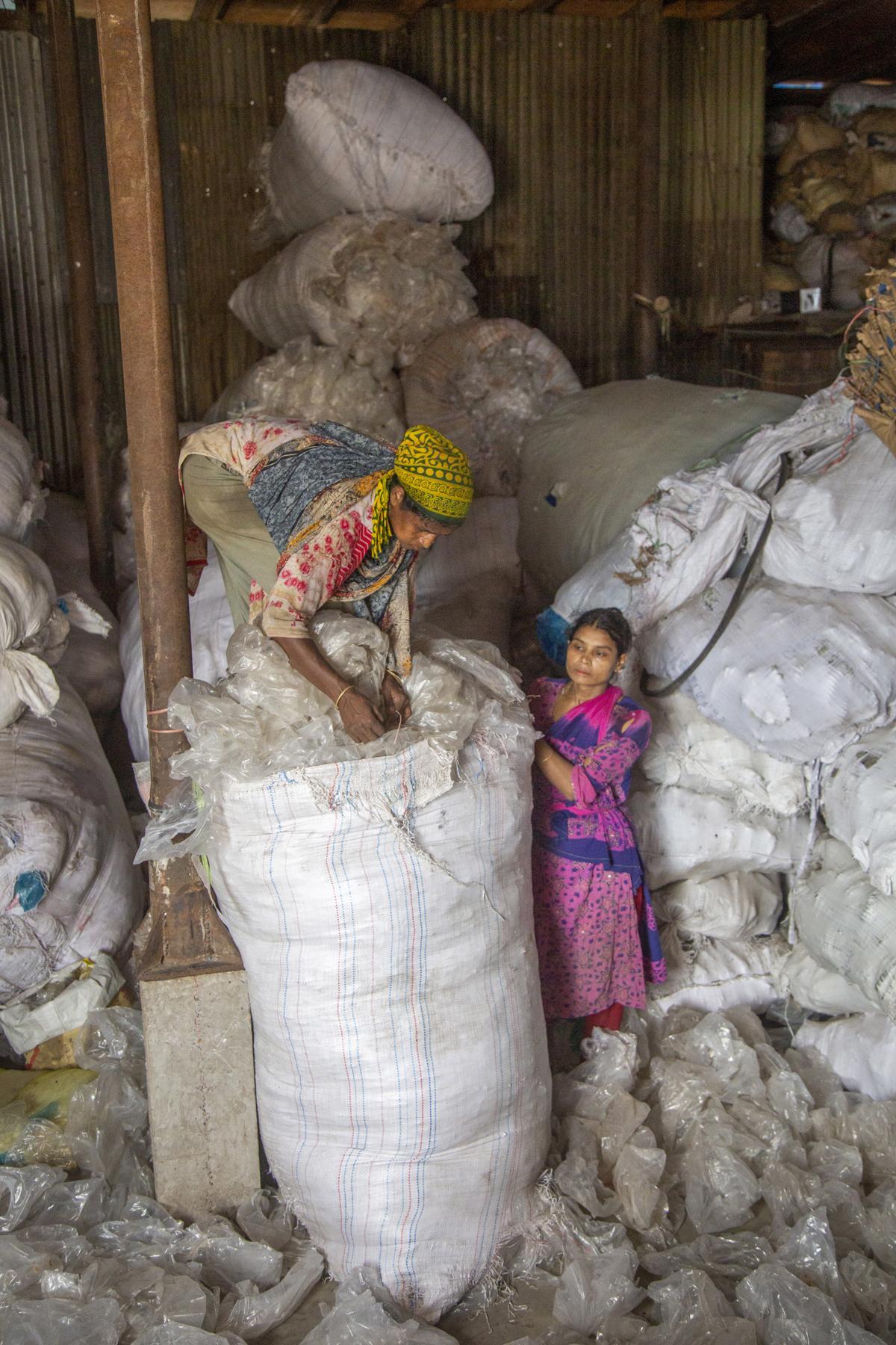 Bangladesh apuesta por la industria del reciclaje de plásticos