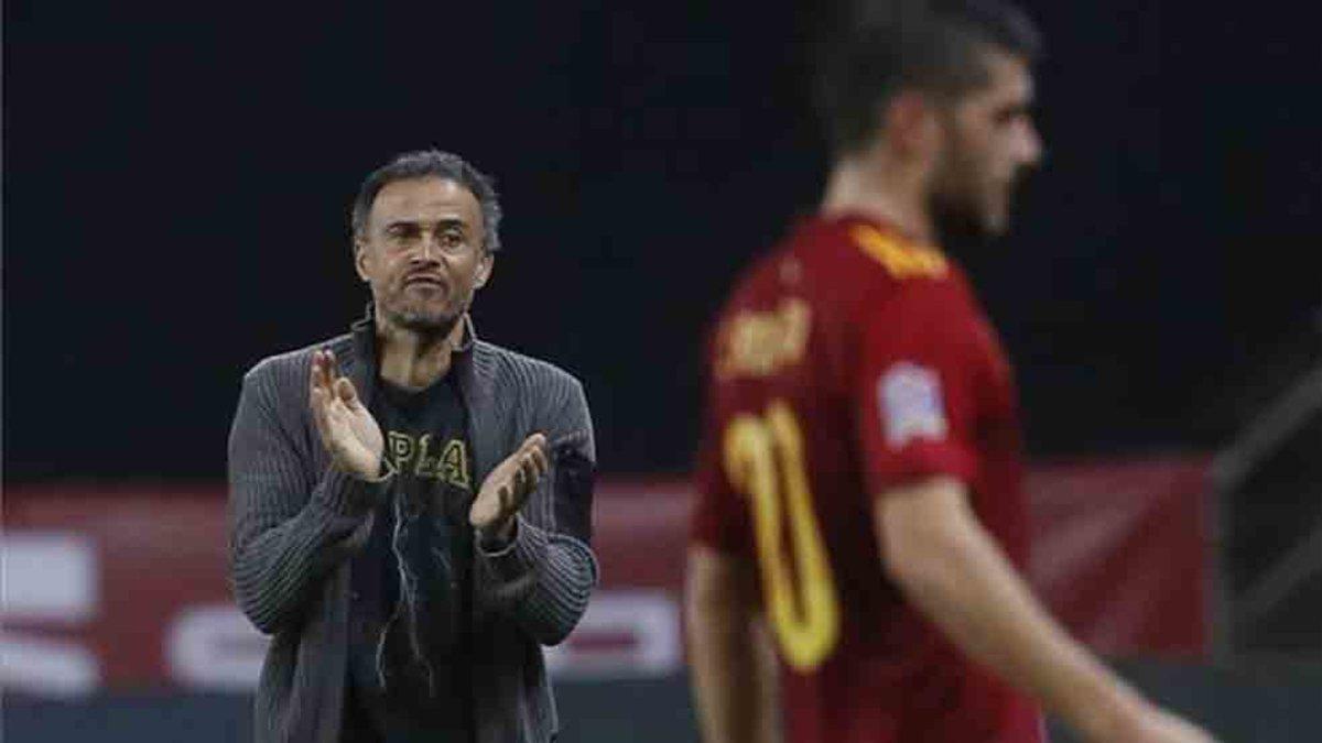 Luis Enrique aplaudiendo a los suyos en la victoria por 6 a 0 frente a Alemania