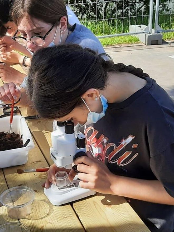 Alumnos en el taller sobre compostaje.