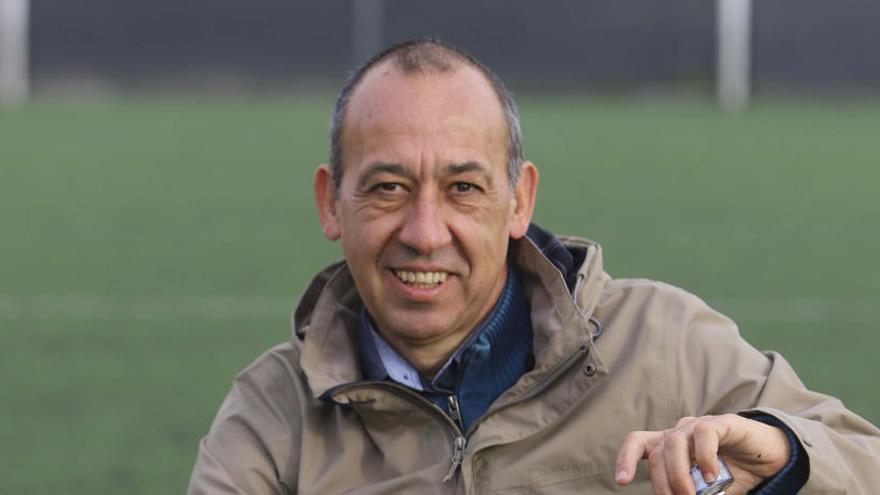 Enrique Alcántara, en el campo de fútbol del polideportivo Virgen del Carmen de Beteró.