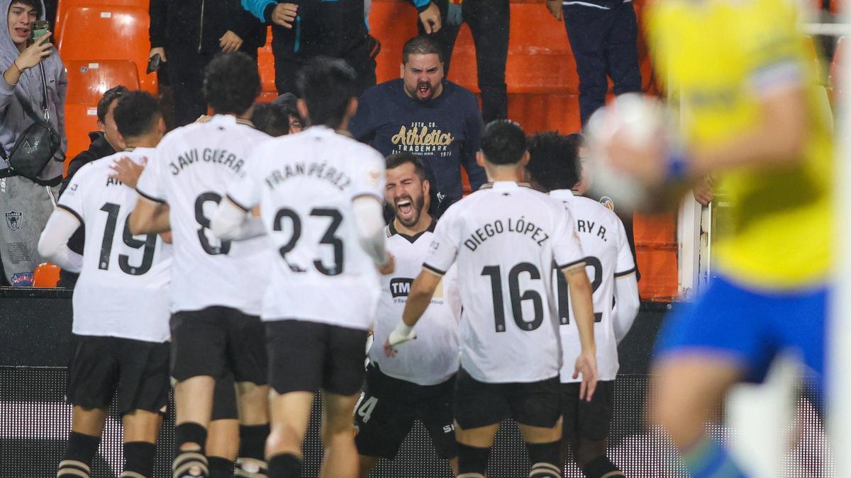 Gayà, celebrando tras su 'picadita', el 1-0 ante el Cádiz con el resto del equipo