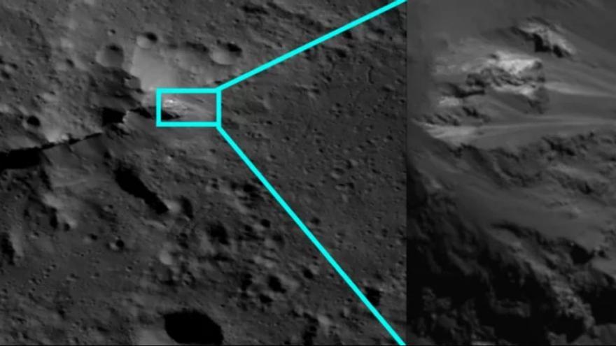 Imagen de la cadena montañosa dentro del cráter Urvara, en Ceres. En su flanco sur (izquierda) se puede encontrar un material brillante en forma de manchas blancas que ha sido identificado como depósitos de sal.