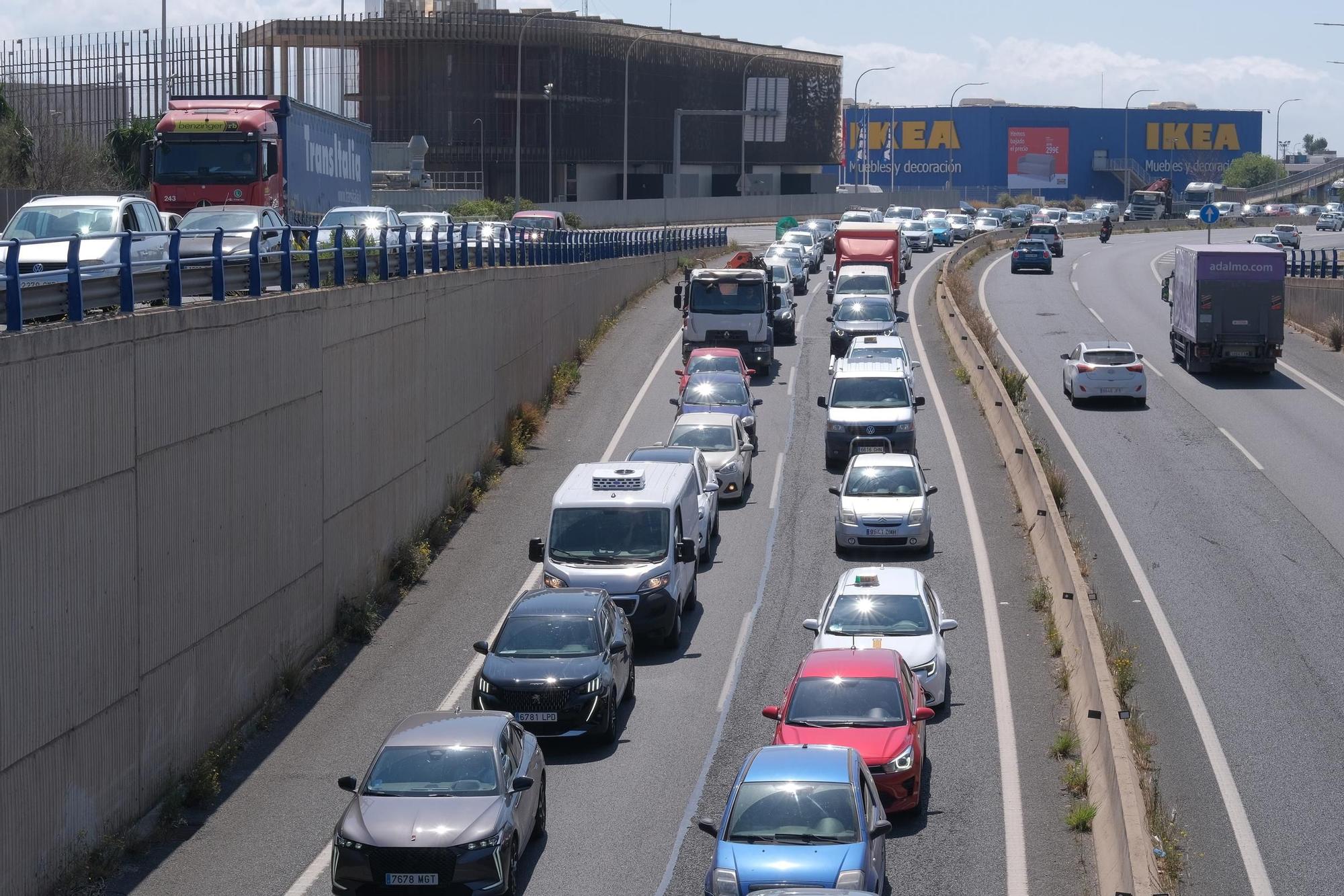 Las fotos del monumental atasco en la Vía de Cintura por una colisión entre dos coches