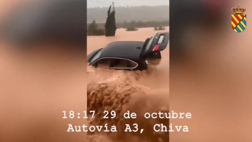 Así corría el agua por la A-3 a las 18 horas en Chiva el día de la dana
