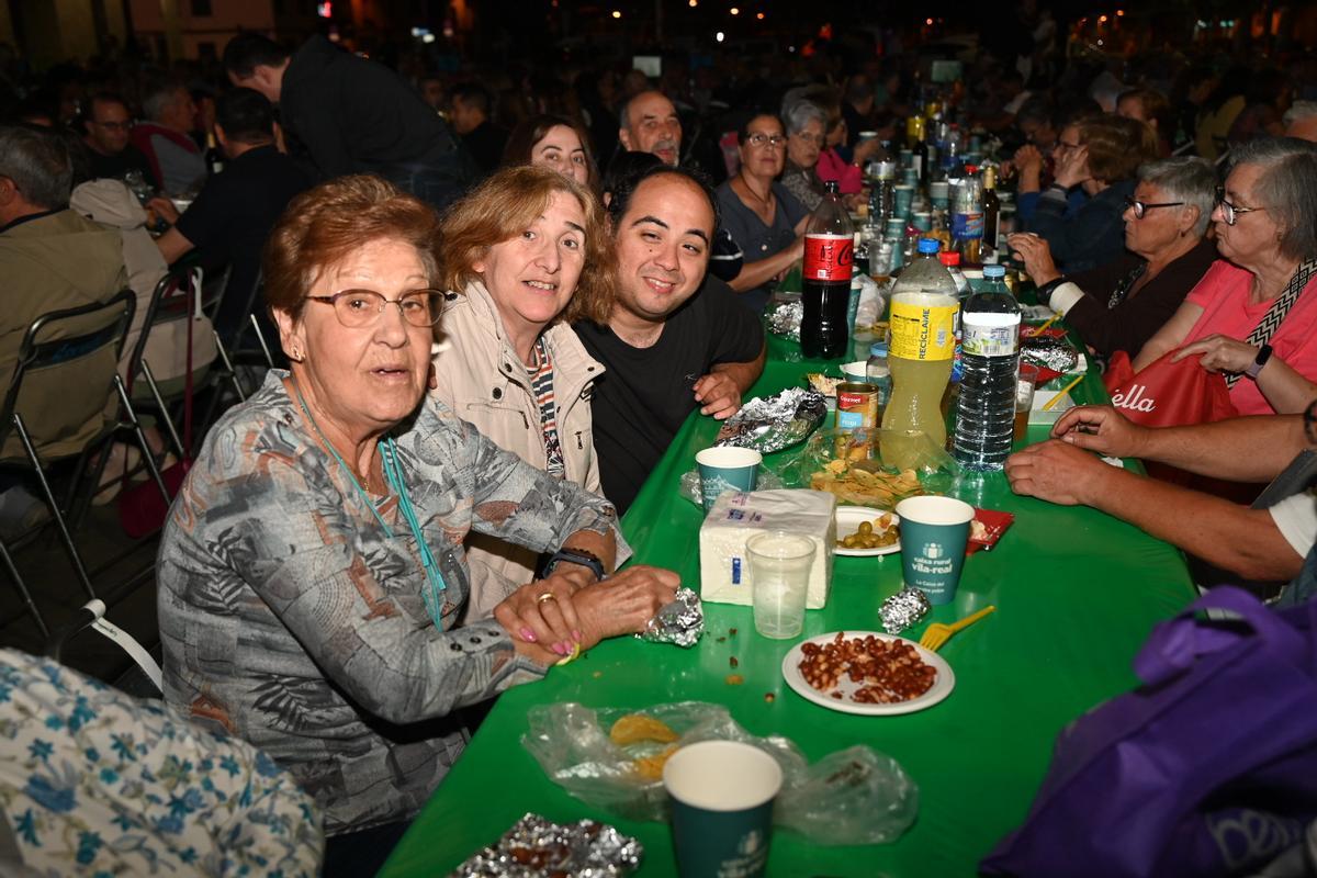Fotogalería I La plaza del Estadio de la Cerámica, a rebosar en la macrocena de veinos de Sant Pasqual Fotogalería I La plaza del Estadio de la Cerámica, a rebosar en la macrocena de veinos de Sant Pasqual