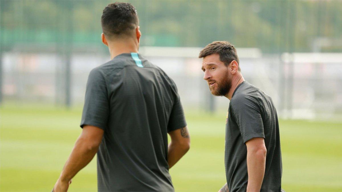 Leo Messi sale al campo de entrenamiento junto a Luis Suárez (de espaldas) en la Ciudad Deportiva Joan Gamper
