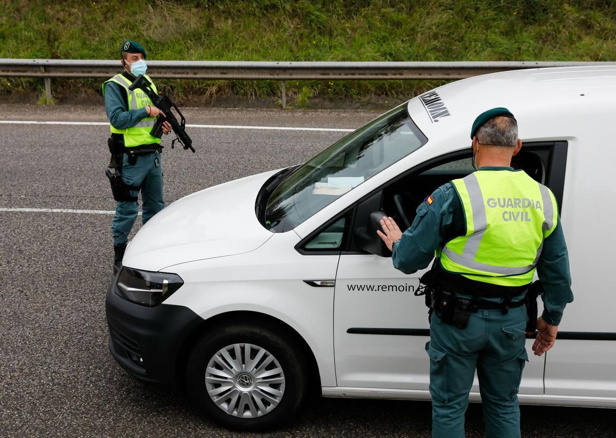 Agentes de la Guardia Civil, en un control a la entrada de Gijón, en la avenida de Oviedo. CONTROL DE TRAFICO.
