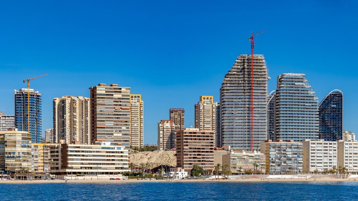 Una vista de Benidorm, con varios bloques de viviendas en construcción.