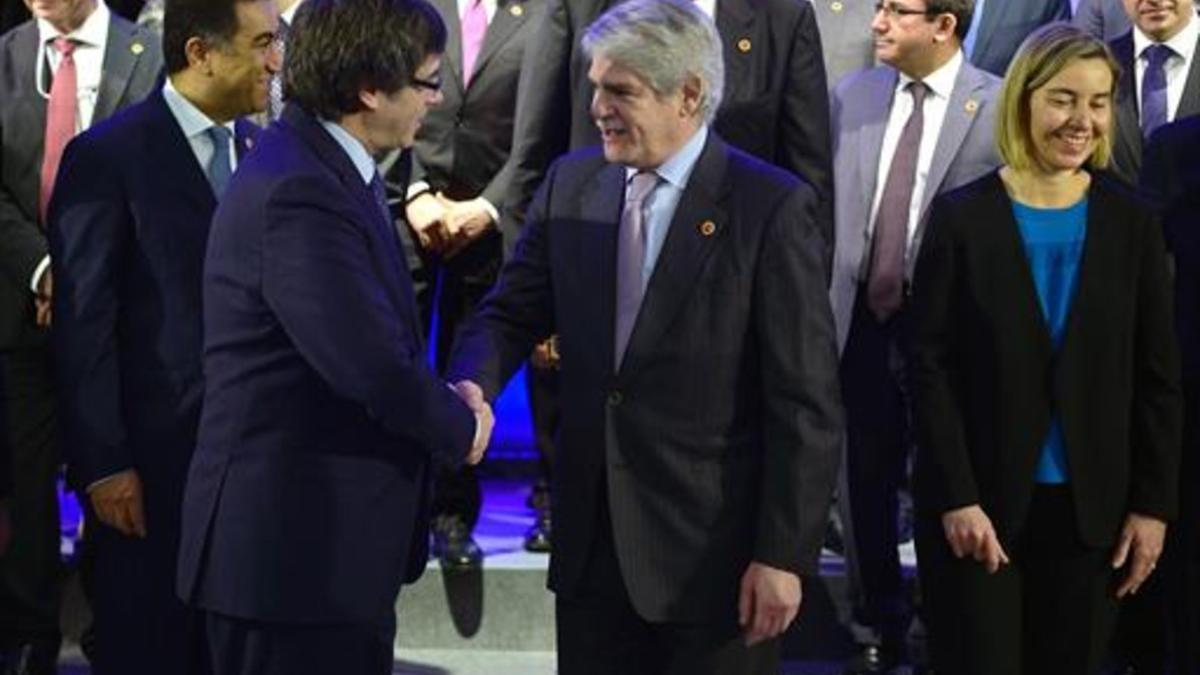 Puigdemont y Dastis se saludan, ayer, en la cumbre mediterránea de Barcelona.