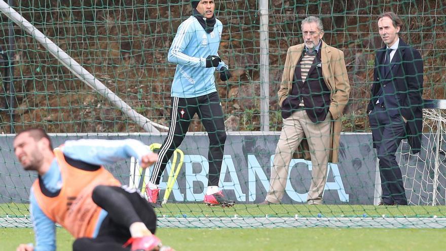 Carlos Mouriño y Antonio Chaves siguen un entrenamiento del Celta enA Madroa.  | // RICARDO GROBAS