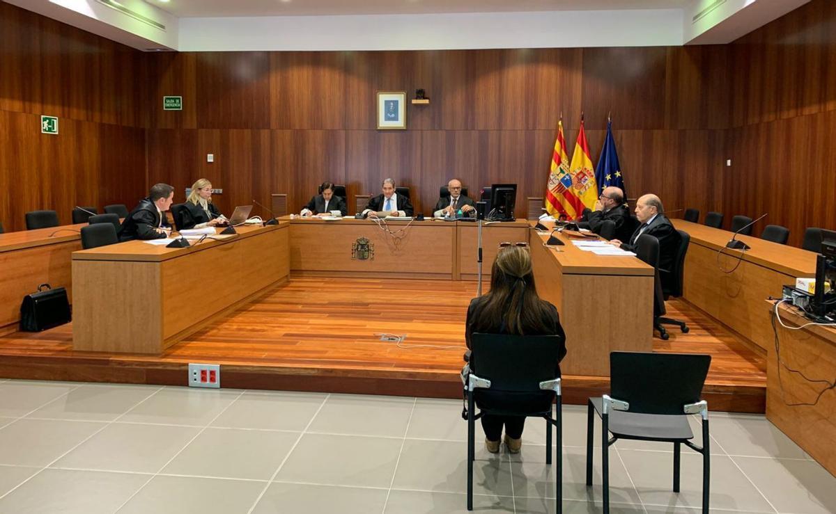 La viuda, en el banquillo de los acusados de la Sección Tercera de la Audiencia Provincial de Zaragoza. | A. T. B.