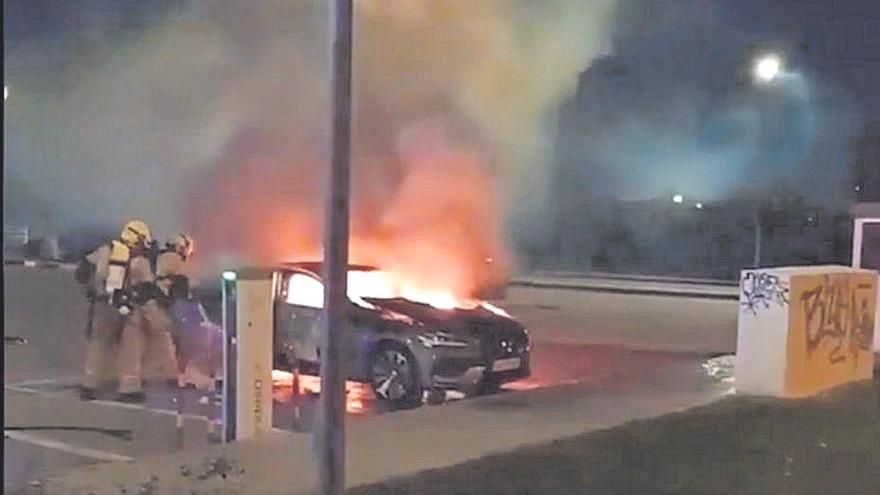 Un coche, envuelto en llamas en el hospital Son Llàtzer.