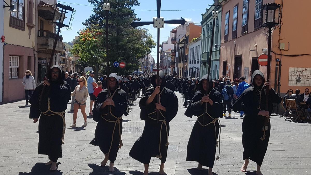 La Cofradía del Lignum Crucis, durante una procesión.