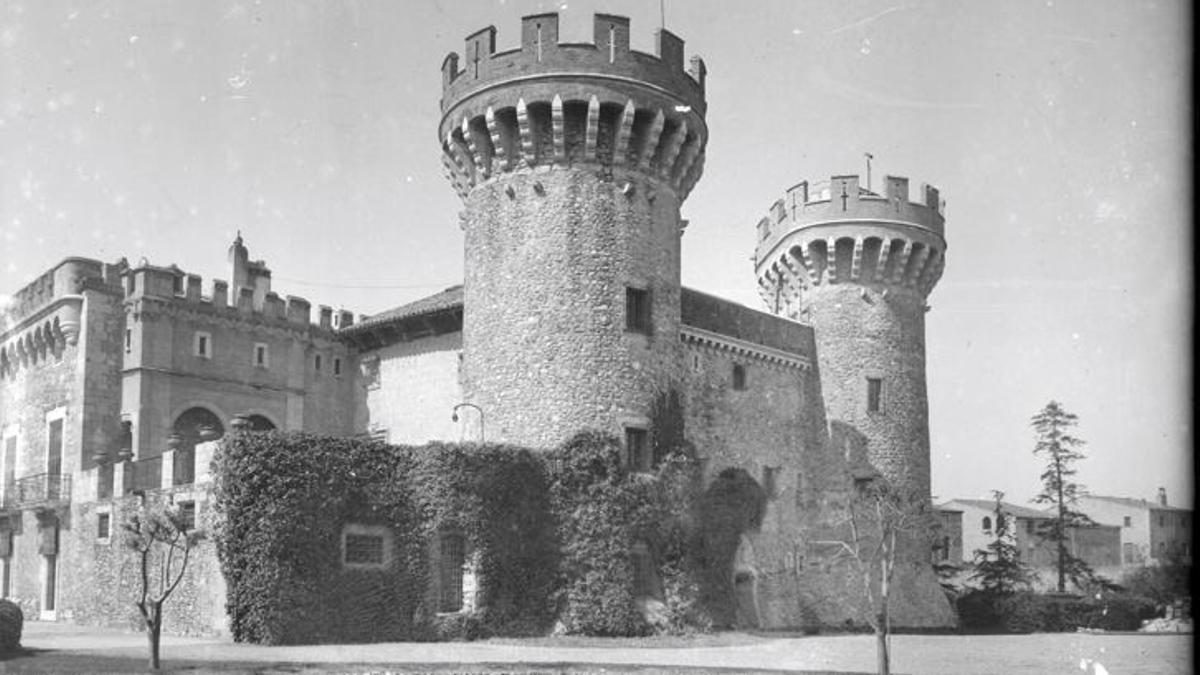 Una imatge del castell de Peralada captada per Foto Lux entre les dècades de 1920 i 1930.