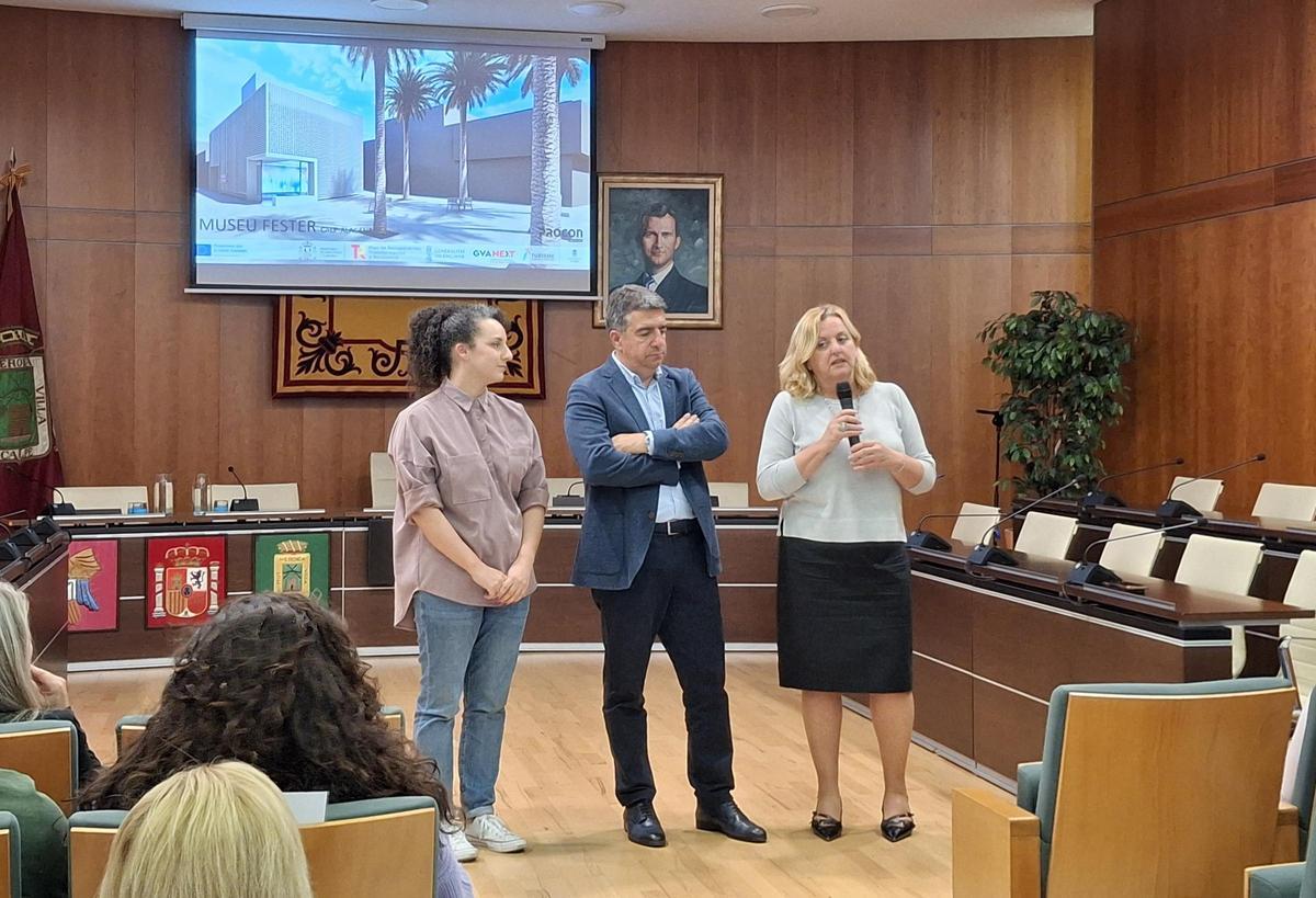 La alcaldesa y los arquitectos que han realizado el proyecto