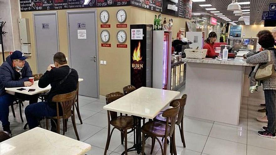 Cafeteria on Navalni va beure un te abans de pujar a l&#039;avió.