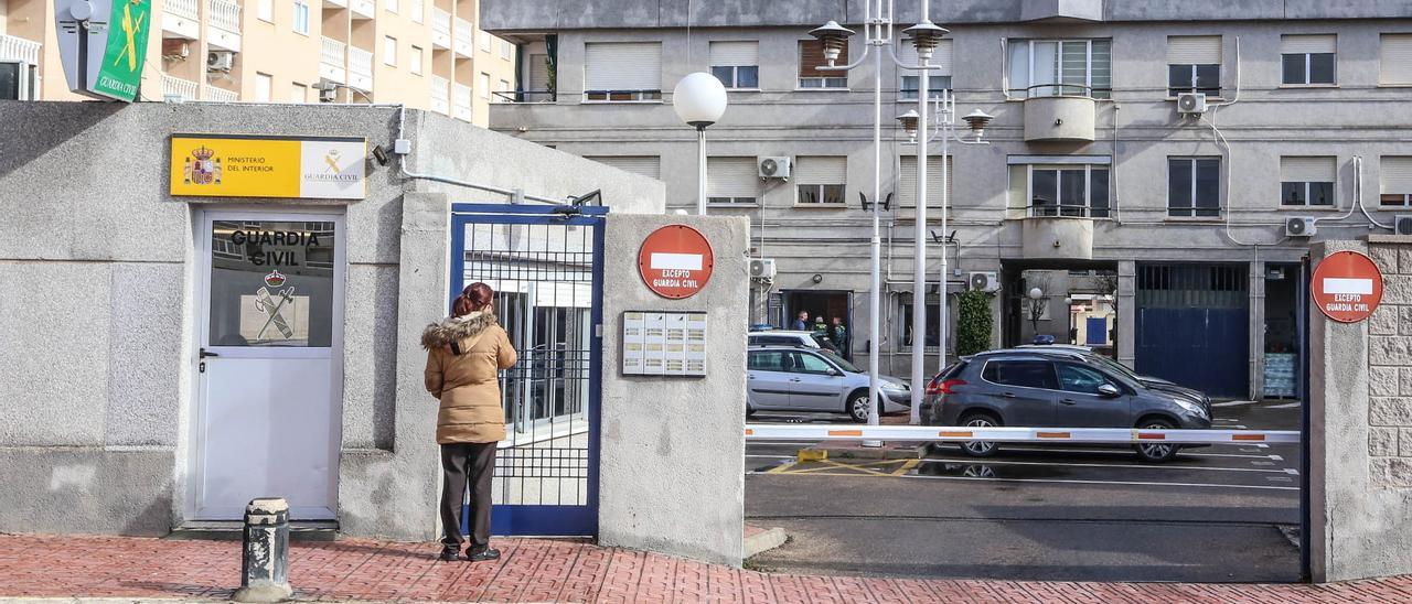 Imagen del acceso principal al puesto principal de la Guardia Civil en Torrevieja