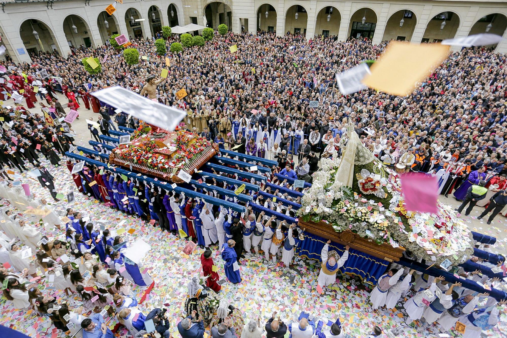 El Encuentro de la Virgen de la Alegría con su hijo Resucitado en la mañana del Domingo de Pascua abarrota la plaza del Ayuntamiento de Alicante