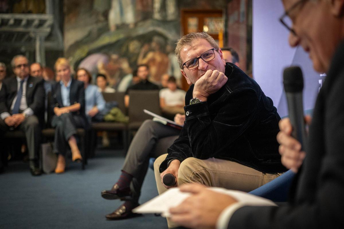 Jorge Dávila presenta su primera novela, 'El anillo de Faride'