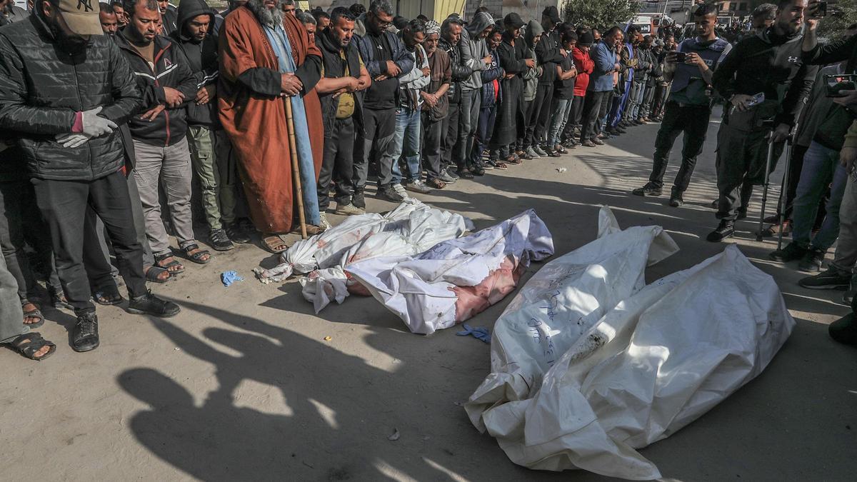 Palestinos rezan en Jan Yunis junto a varios muertos por los bombardeos del Ejército de Israel contra la Franja de Gaza