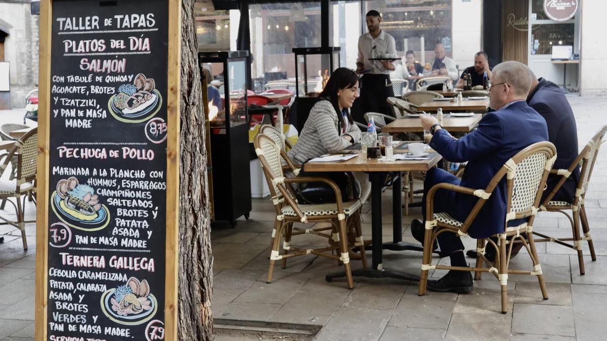 Imágenes de propuesta de menú de plato único y personas comiendo en terrazas.