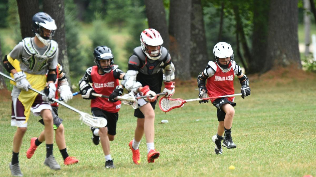 Un grupo de jóvenes jugando un partido de Lacrosse