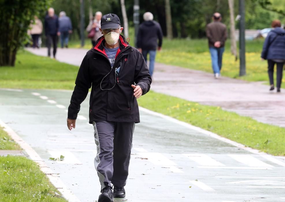 Los mayores de 70 y las personas dependientes de Vigo aprovecharon este sábado el primer día para salir a la calle durante la desescalada de medidas del coronavirus.