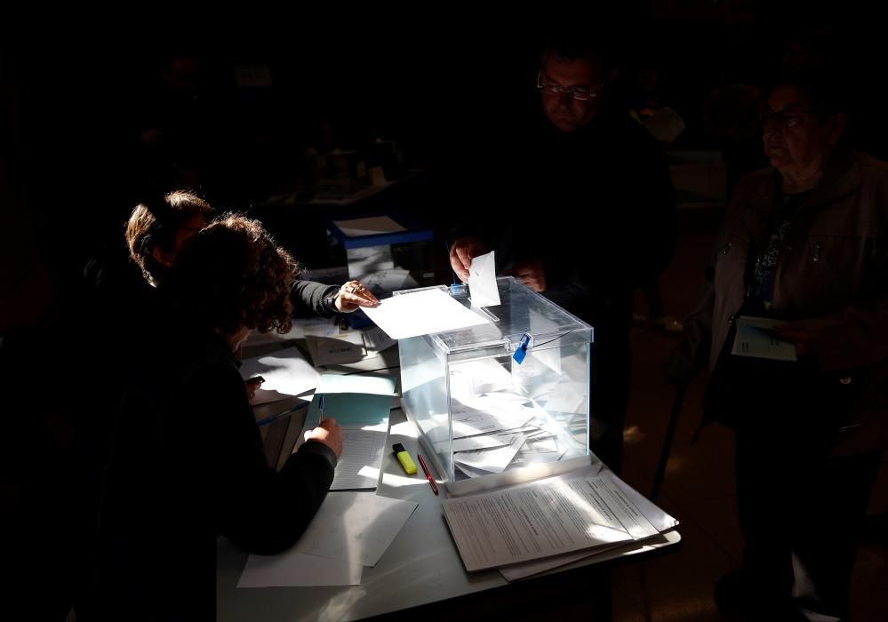 Los colegios electorales abren las urnas