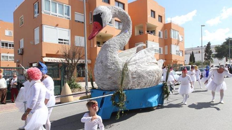 La Escuela Mala Pata ganó el primer premio con una original carroza que incluía un cisne gigante.
Firma de la foto