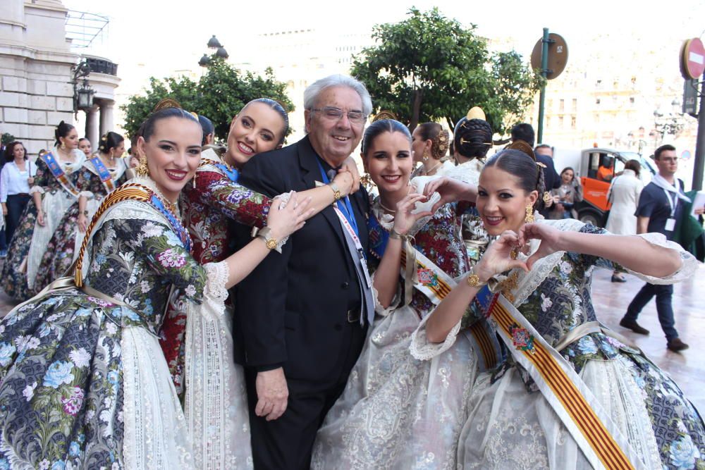 ... pero si la comitiva se detiende un momento, se puede hacer una foto con un punto de desenfado. Y además, sincera.