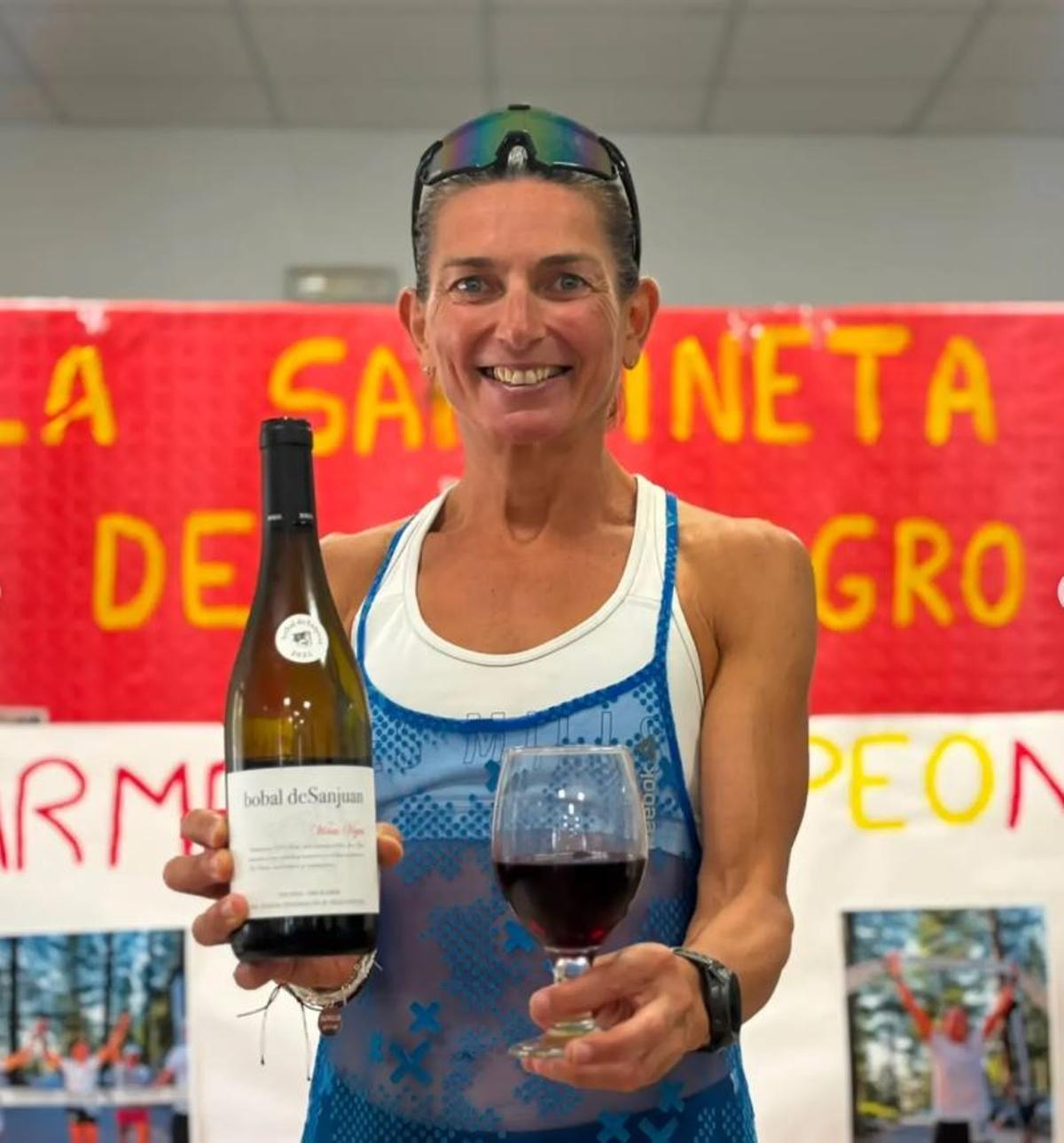 Carmen brindó con vino de su tierra
