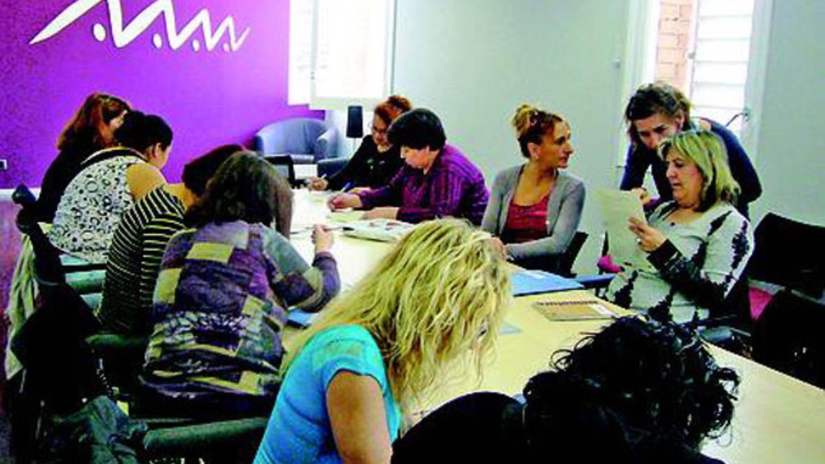 Un grupo de mujeres de Santa Coloma en una actividad de formación.