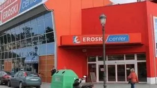 Eroski inaugura en Betanzos un servicio de limpieza de coches orientado a la integración de personas con discapacidad