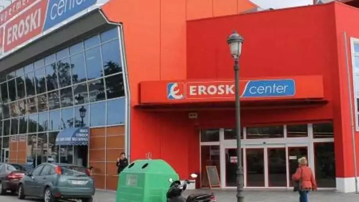 Eroski inaugura en Betanzos un servicio de limpieza de coches orientado a la integración de personas con discapacidad