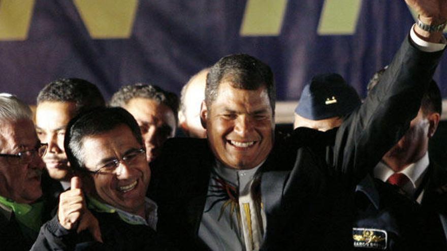 Rafael Correa (d) abraza a Augusto Barrera