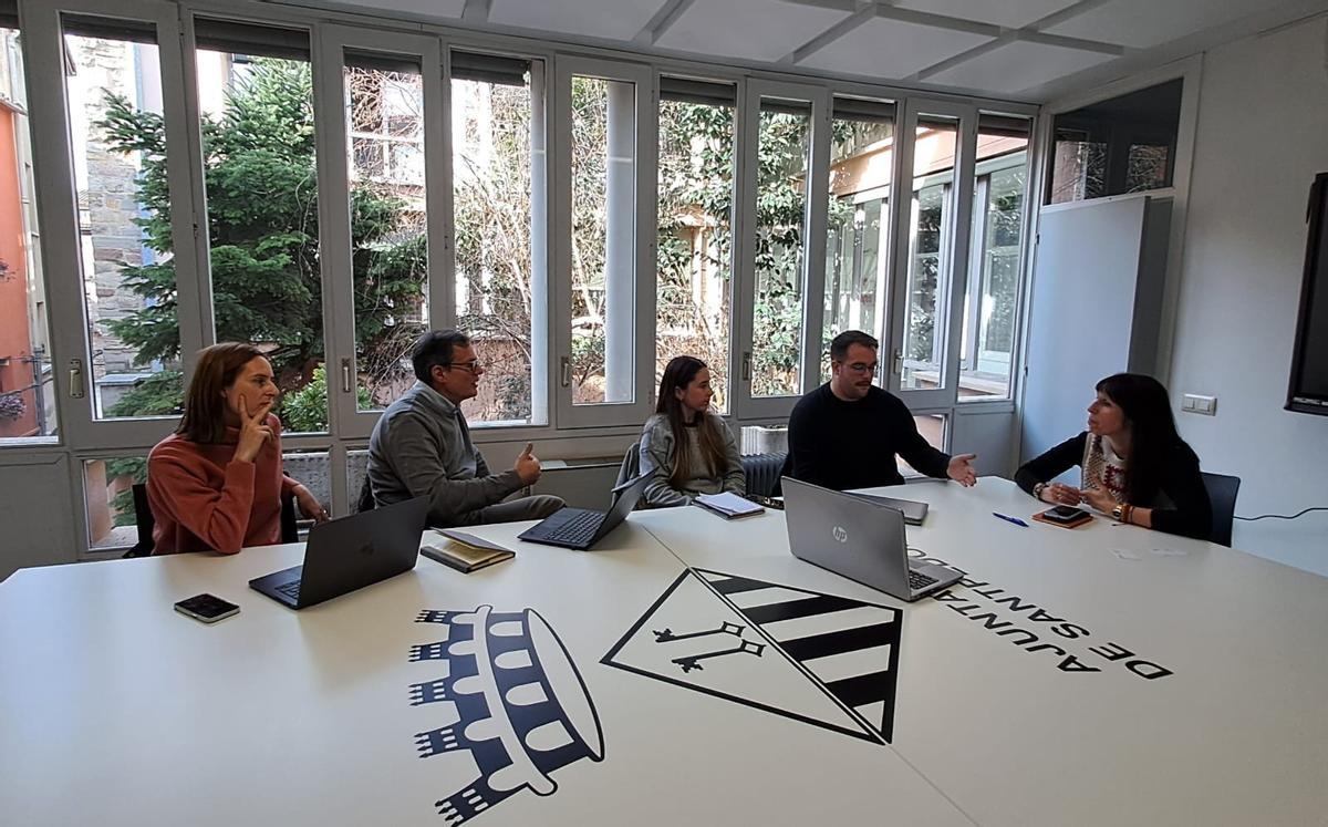 Reunió de la regidora amb l’empresa prestadora del servei durant la presentació de resultats