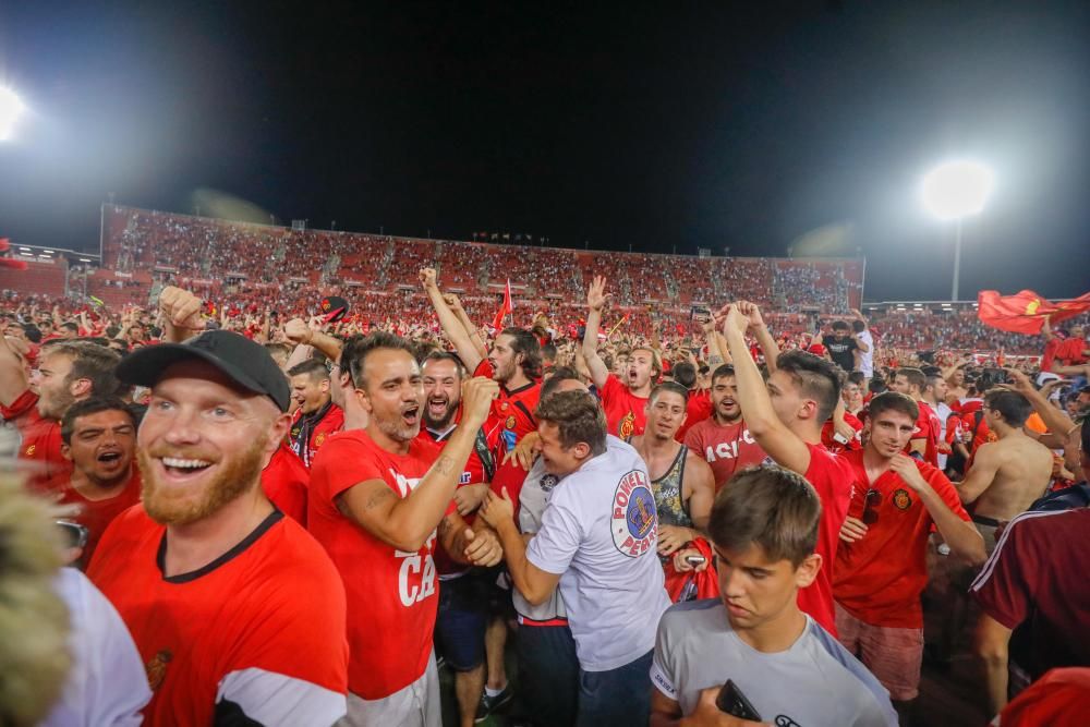 Los aficionados del Mallorca invaden el campo tras el pitido final