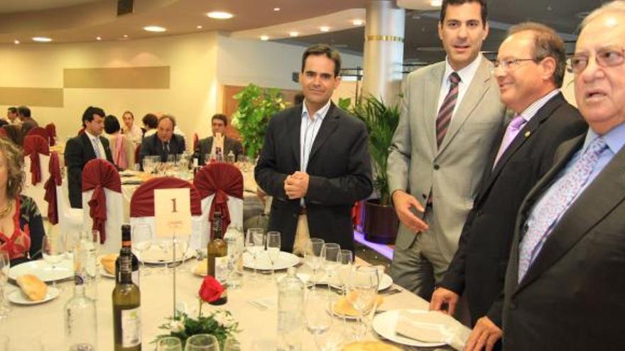 Autoridades y el presidente del Colegio de Veterinarios durante la comida con motivo de la festividad su patrón.